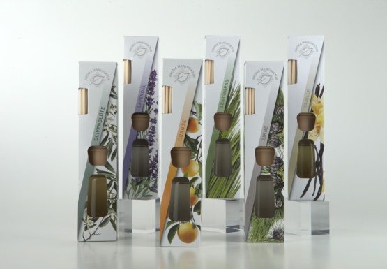 Nebeneinander aufgereihte 5 Sorten Raumd&uuml;fte in Glasflasche mit Holzkappe in zur Sorte passender Verpackung mit Sichtfenster auf die Flasche