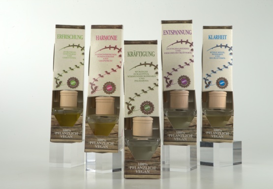 Nebeneinander aufgereihte 5 Sorten Raumd&uuml;fte mit &auml;therischen &Ouml;len in 4eck Flasche mit Holzkappe in beiger Verpackung mit Sichtfenster auf die Flasche