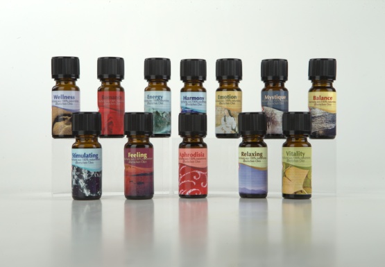 eine Auswahl an Wellness &Ouml;len in 10ml Braunglasflasche mit buntem Sortenetikett nebneinander aufgereiht auf hellem Hintergrund
