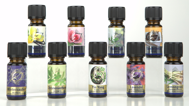 Neun 10ml Flaschen mit &auml;therischem &Ouml;l. In den verschiedenen Sorten zum Beispiel "Vanille", "Winterzauber", "Yin Yang" und "Lavendel" etc.