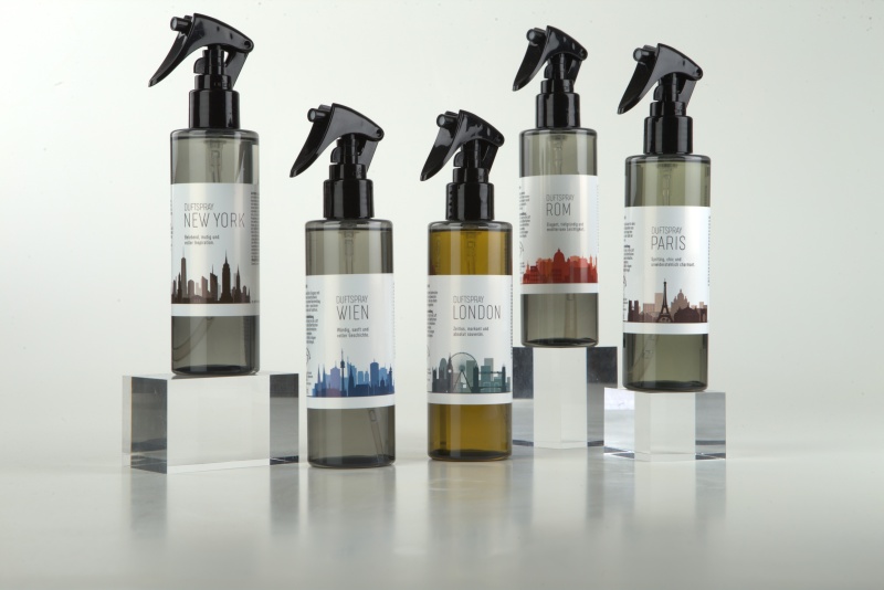 Sechs Spr&uuml;hflaschen mit Raumsprays, bedruckt mit St&auml;dtenamen und Silhouette-Motiven wie z.B. New York, Wien
