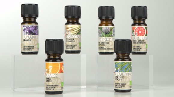 Eine Auswahl an Bio &Ouml;len in 10ml Braunglasflasche mit kindersicherem schwarzen Verschluss und buntem Sortenetikett auf hellem Hintergrund